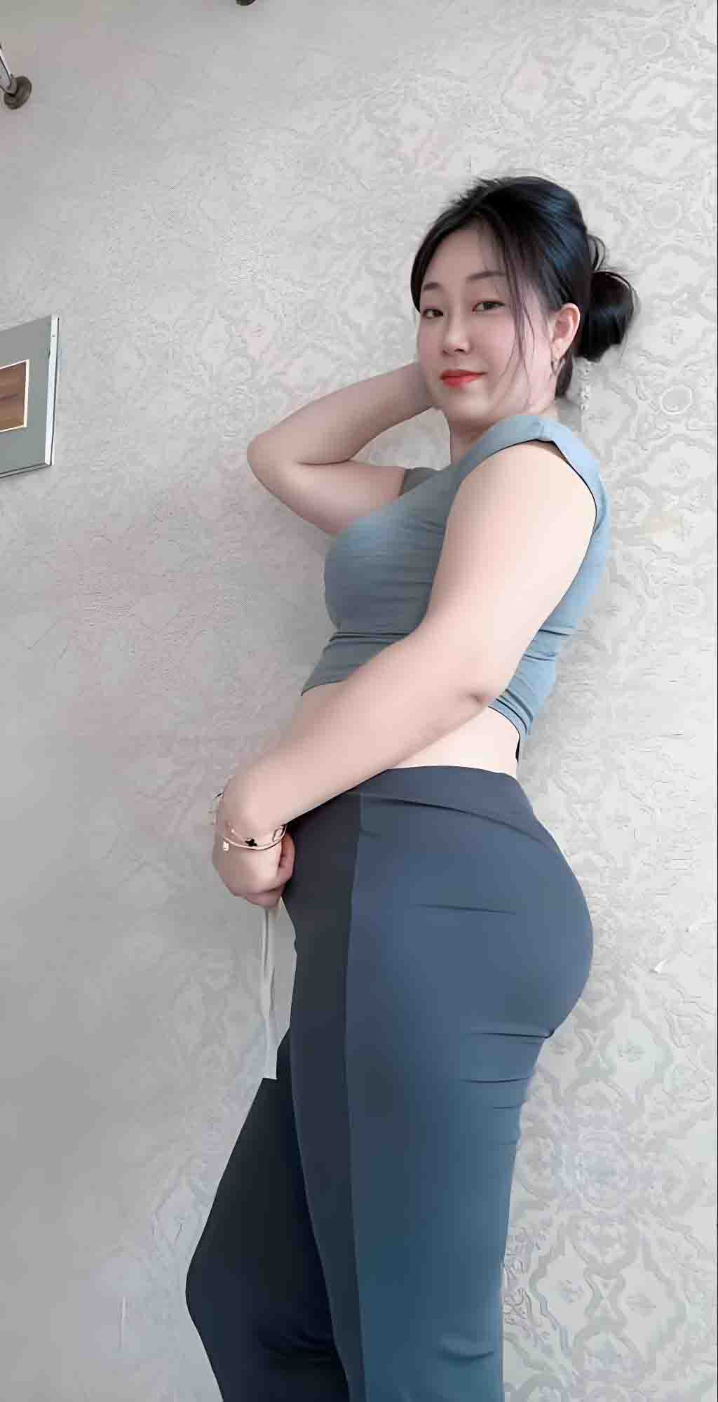 河北秦皇岛街头精神小妹与两男子吵架,脱光露逼喊人来操 惊呆旁边吃瓜路人 瓜友直呼这么好的事自己怎么没遇到