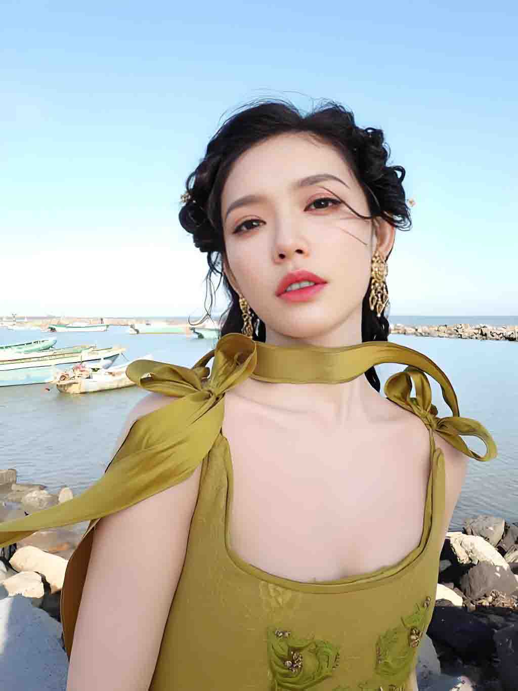 香港功夫巨星洪金宝儿子【洪天明】妻子【周家蔚】双双出轨各玩各的互不干涉，儿媳周家蔚3P群交视频大曝光！